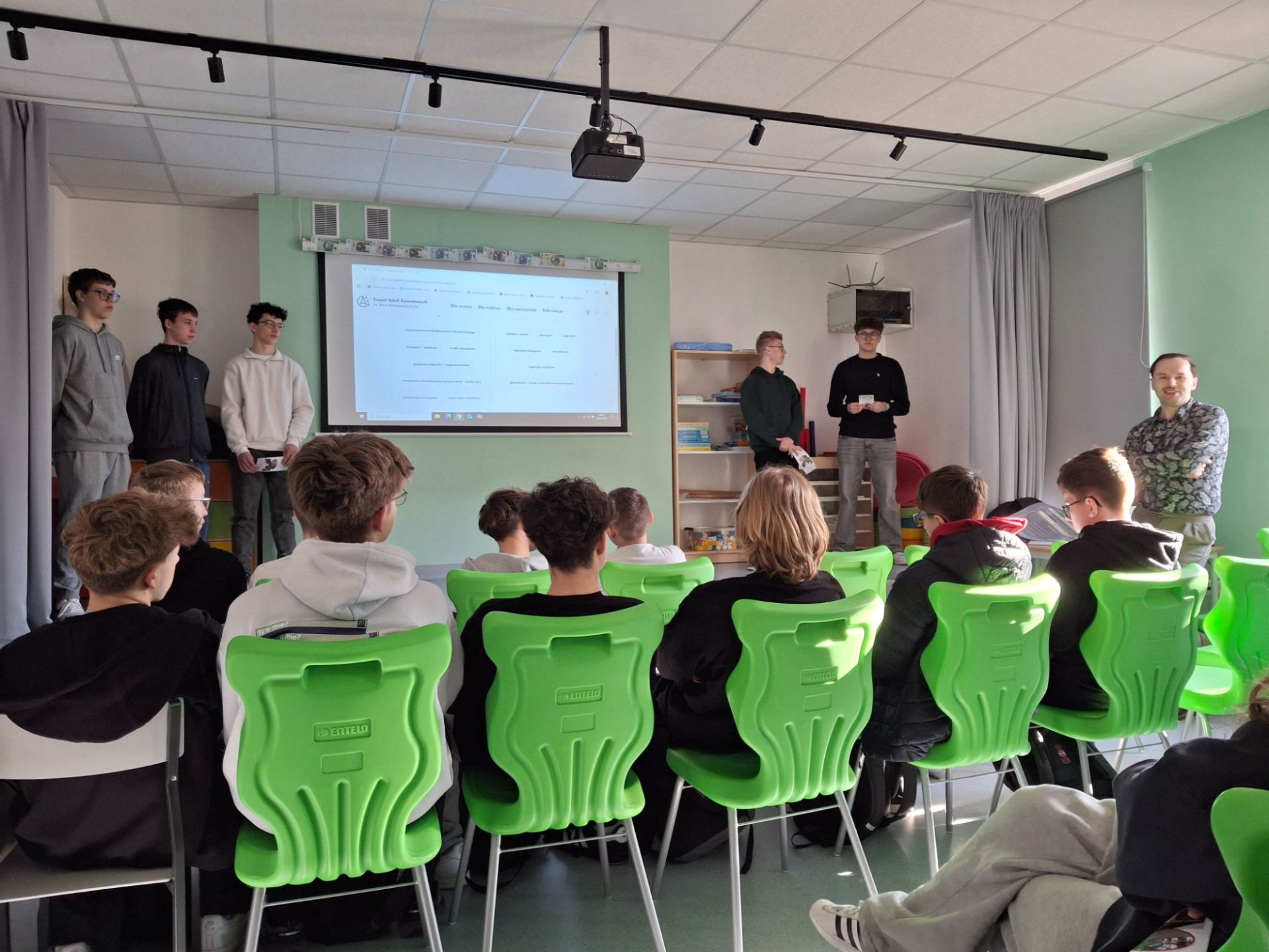 Uczniowie prezentują ofertę edukacyjną